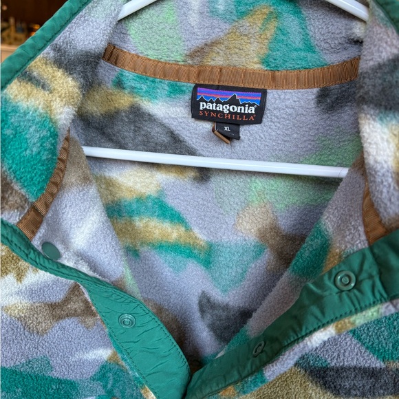 Patagonia Men's Green and Gray Fish Patterned Jacket - Picture 3 of 5